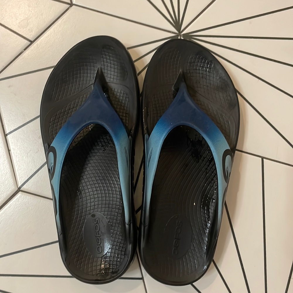 OOFOS in great shape. Looks like they were hardly worn.
